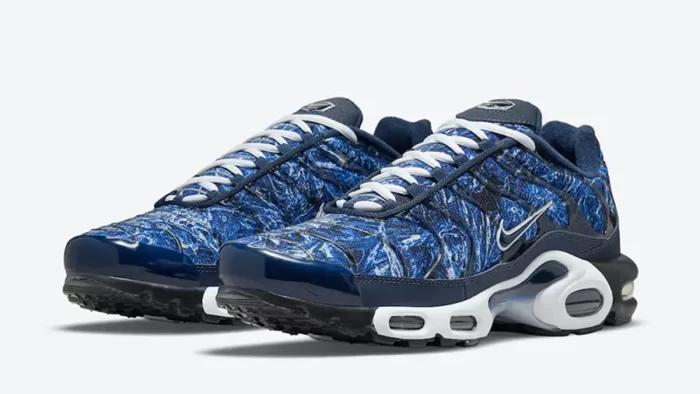 nike-tn-air-max-plus-blue-crinkled-metal-do6384-400-front_w900.jpg