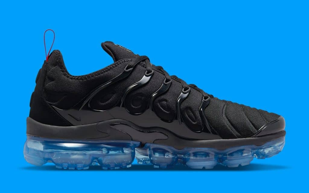 blue and black nike vapormax plus