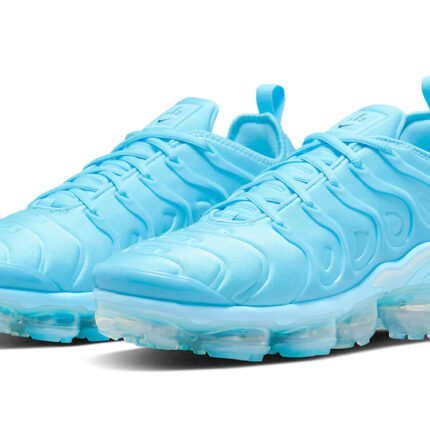 One of Nike’s strongest selling sneakers of the past year is also enjoying a solid 2022, thanks to the variety of shades that were dropped by the brand. This sneaker is none other than the Nike Vapormax Plus, which is one of the brand’s more successful modern take on a classic style. The latest monochrome rendition of the iconic Air Max lifestyle sneaker is totally coated with a lovely shade of University Blue. The neoprene top, outside lava-lamp inspired cage, and midsole are all flooded with the popular colour, while the Vapormax outsole is made entirely of transparent material for an icy, arctic effect. The iconic Tuned Air logo, which appears at the heel and insoles, is the only variance from the entire blue design. Expect a retail price tag of $190USD for this monotonous Vapor Max “University Blue”.