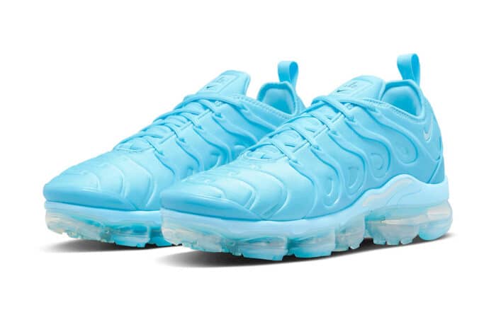 One of Nike’s strongest selling sneakers of the past year is also enjoying a solid 2022, thanks to the variety of shades that were dropped by the brand. This sneaker is none other than the Nike Vapormax Plus, which is one of the brand’s more successful modern take on a classic style. The latest monochrome rendition of the iconic Air Max lifestyle sneaker is totally coated with a lovely shade of University Blue. The neoprene top, outside lava-lamp inspired cage, and midsole are all flooded with the popular colour, while the Vapormax outsole is made entirely of transparent material for an icy, arctic effect. The iconic Tuned Air logo, which appears at the heel and insoles, is the only variance from the entire blue design. Expect a retail price tag of $190USD for this monotonous Vapor Max “University Blue”.